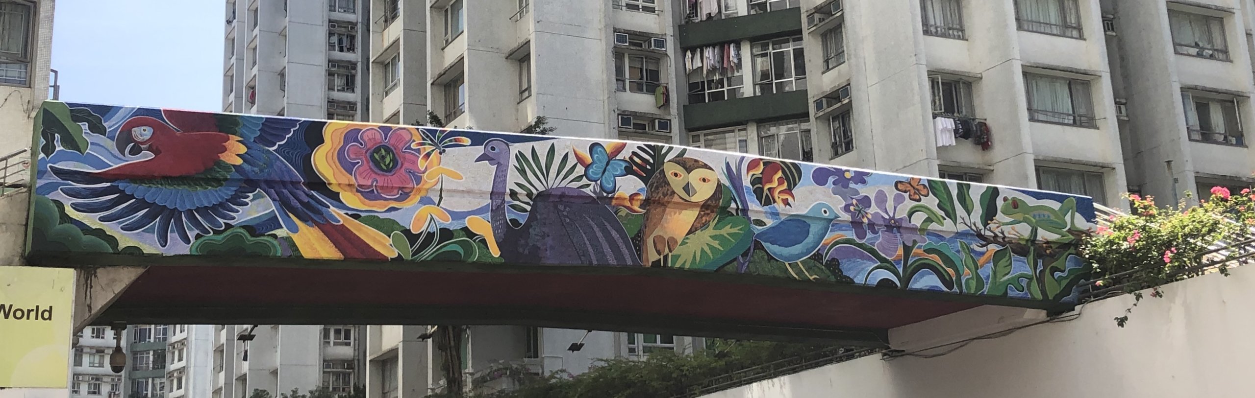 享膳坊對出的行人天橋位置，有由本地壁畫藝術家陳英發創作的森林插畫。