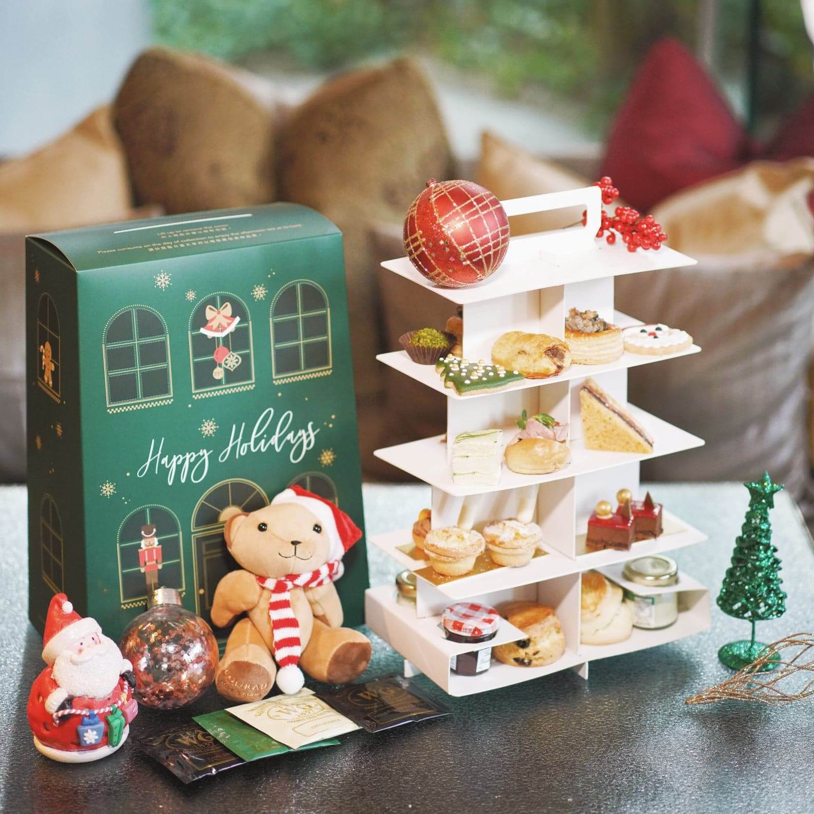 「Waltz of Festive Joys」另設聖誕外攜下午茶，幽綠盒子加上薑餅屋設計，好有聖誕氣氛！