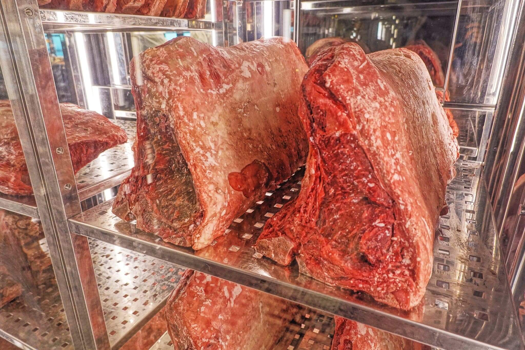 牛肉喺恆溫、恆濕嘅冷藏熟成室中待21～45天，令牛肉自身嘅酵素將肉質軟化，烹調時可擁有更好嘅口感。