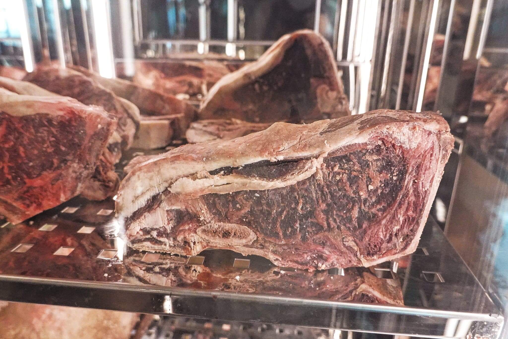 喺熟成期間，牛肉嘅表皮會被風乾、變硬，形成保護膜，緊緊鎖起內部水分。